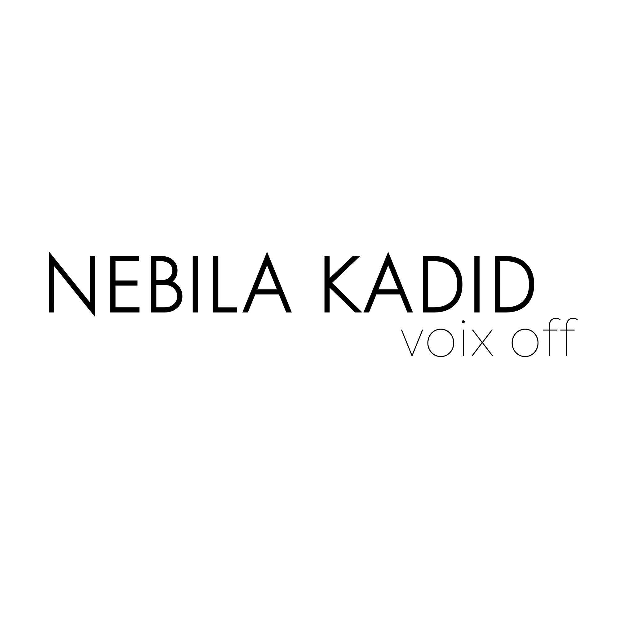 C'est le logo du site, il y est inscrit le nom Nebila Kadid et voix off pour sa fonction de chanteuse et comédienne voix off.
